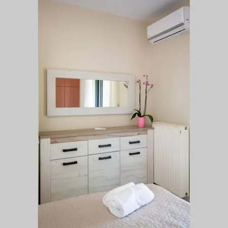 Blue And * Hriszí Aktí Haniá